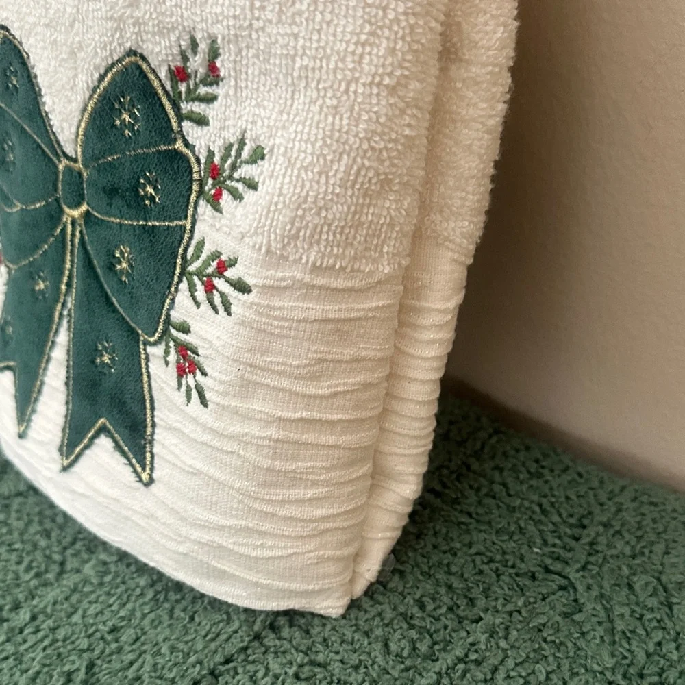 Artic Holiday Christmas Hand Towels Green Bow Berry Beautiful NEW!